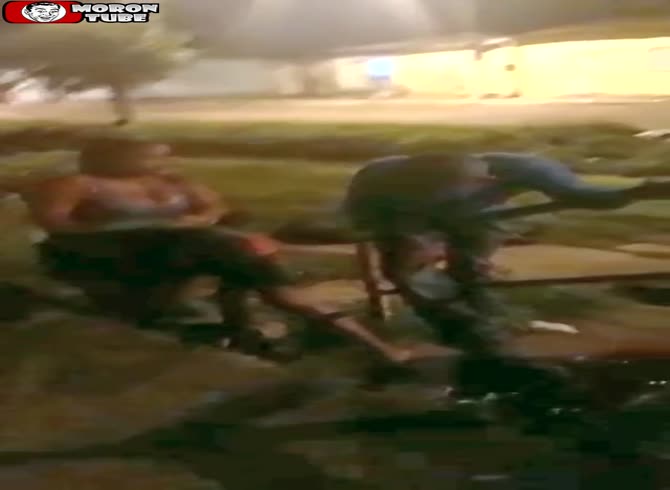 Video :She renders a man immobile while his girlfriend stabs him (Public Averti)